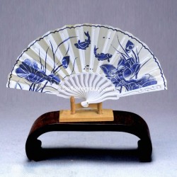 Éventail à motif porcelaine...
